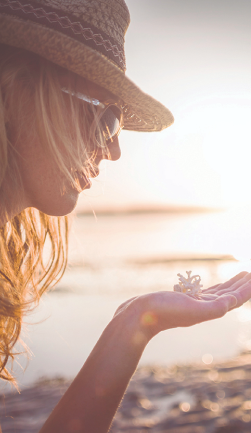 Mujer al lado de la playa