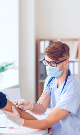 Jóven médico con mascarilla