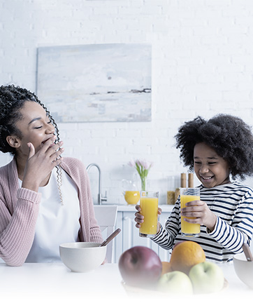 Madre e hija desayunando