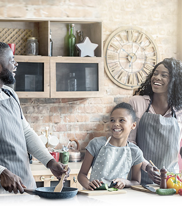 Familia riendo y cocinando