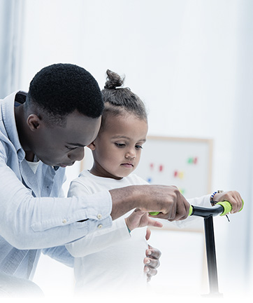 Padre e hija aprendiendo a jugar