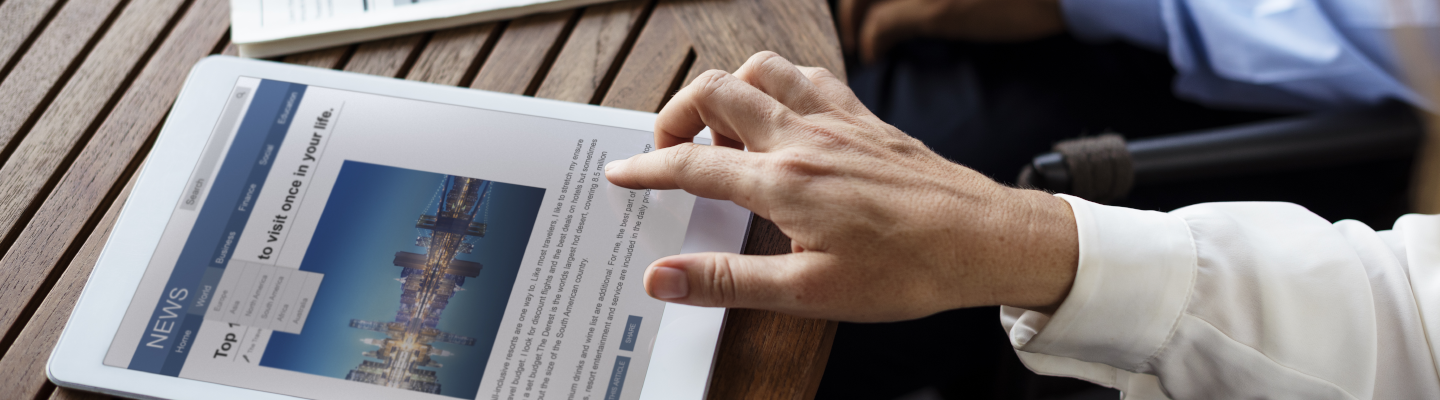 Persona leyendo noticias en su tablet