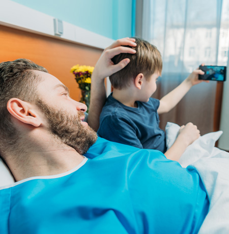 Papa e hijo en videollamada desde el hospital