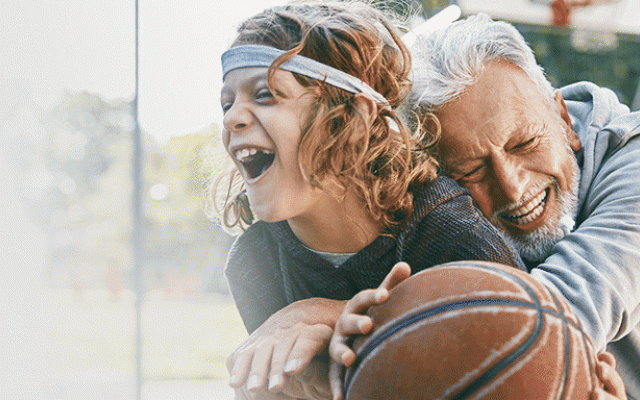 Abuelo y su nieto jugando basketball