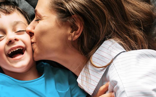 Banner contexto, mamá besando a su hijo 