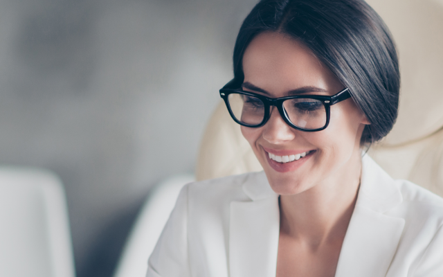 Mujer en su oficina sonriendo
