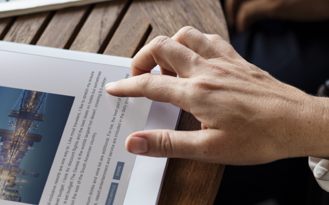 Persona leyendo noticias en su tablet