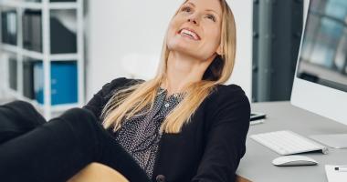 Mujer tomando un break en su escritorio